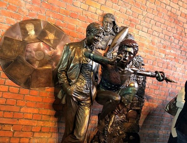 Памятник Дэвиду Боуи открыт в воскресенье в городе Эйлсбери