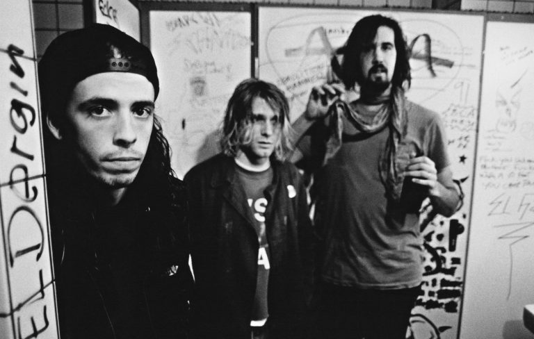 Nirvana, за сценой во Франкфурте, Германия, 12 ноября 1991. Слева направо: барабанщик Dave Grohl, певец и гитарист Kurt Cobain (1967 – 1994) и басист Krist Novoselic