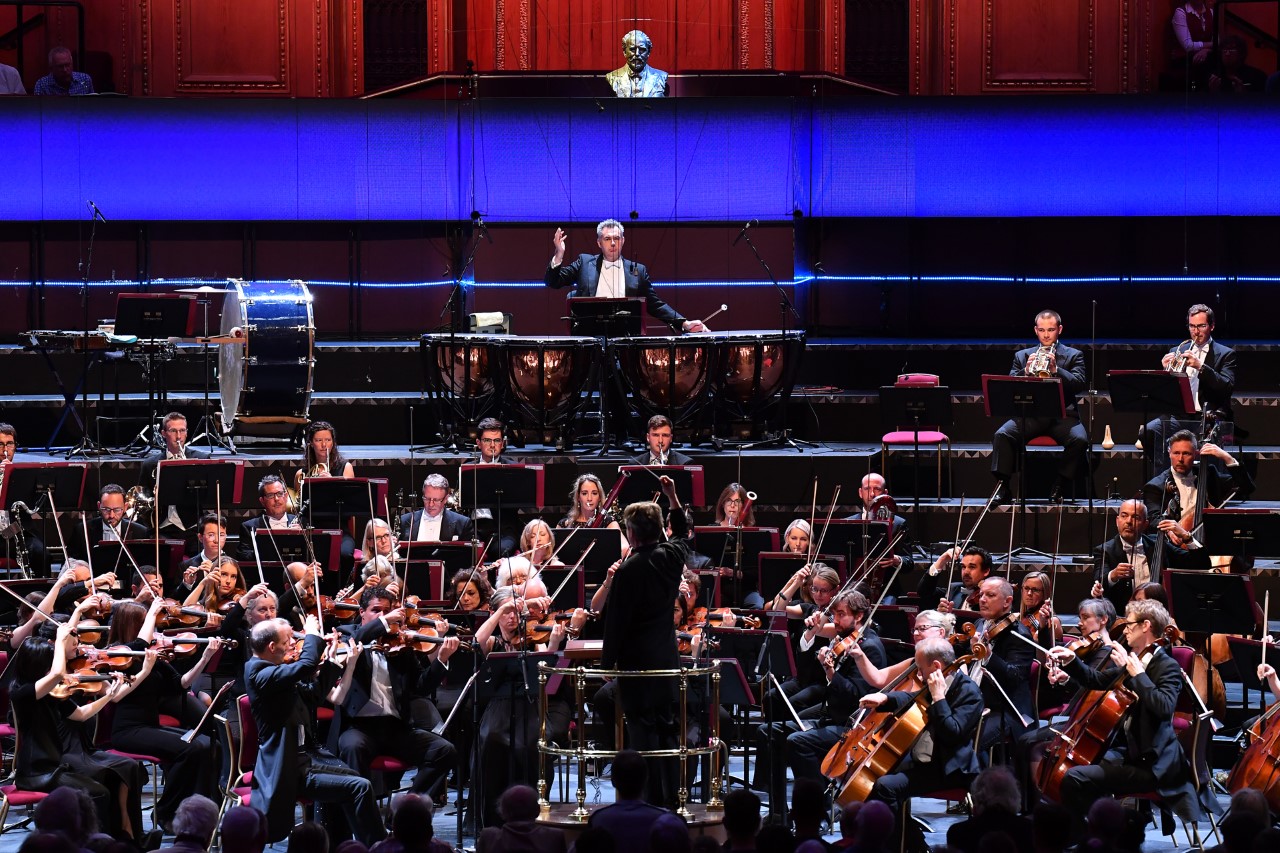 Филармонический оркестр под руководством дирижера из Хельсинки Эсы-Пекки Салонена