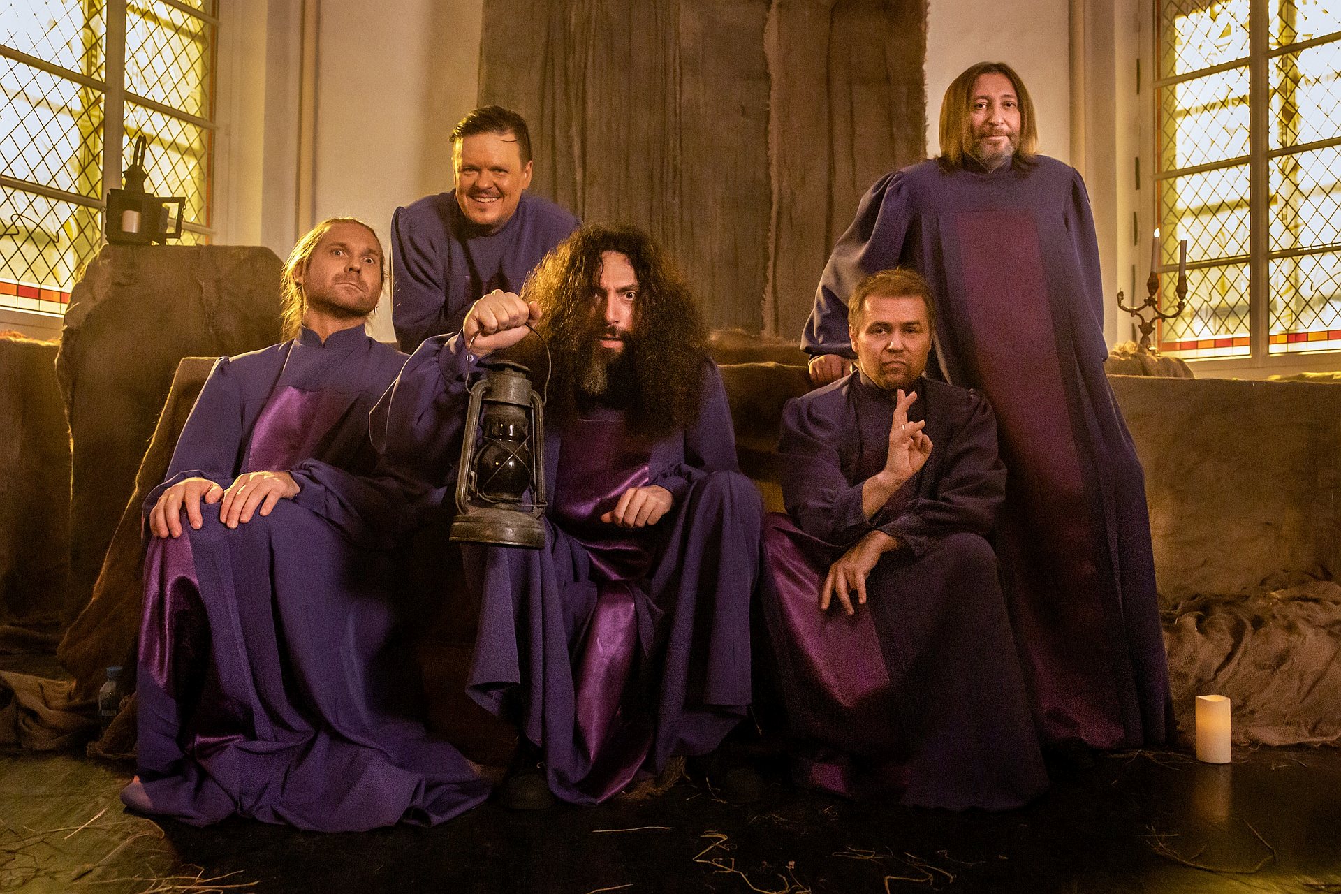 Музыканты группы в роли священников