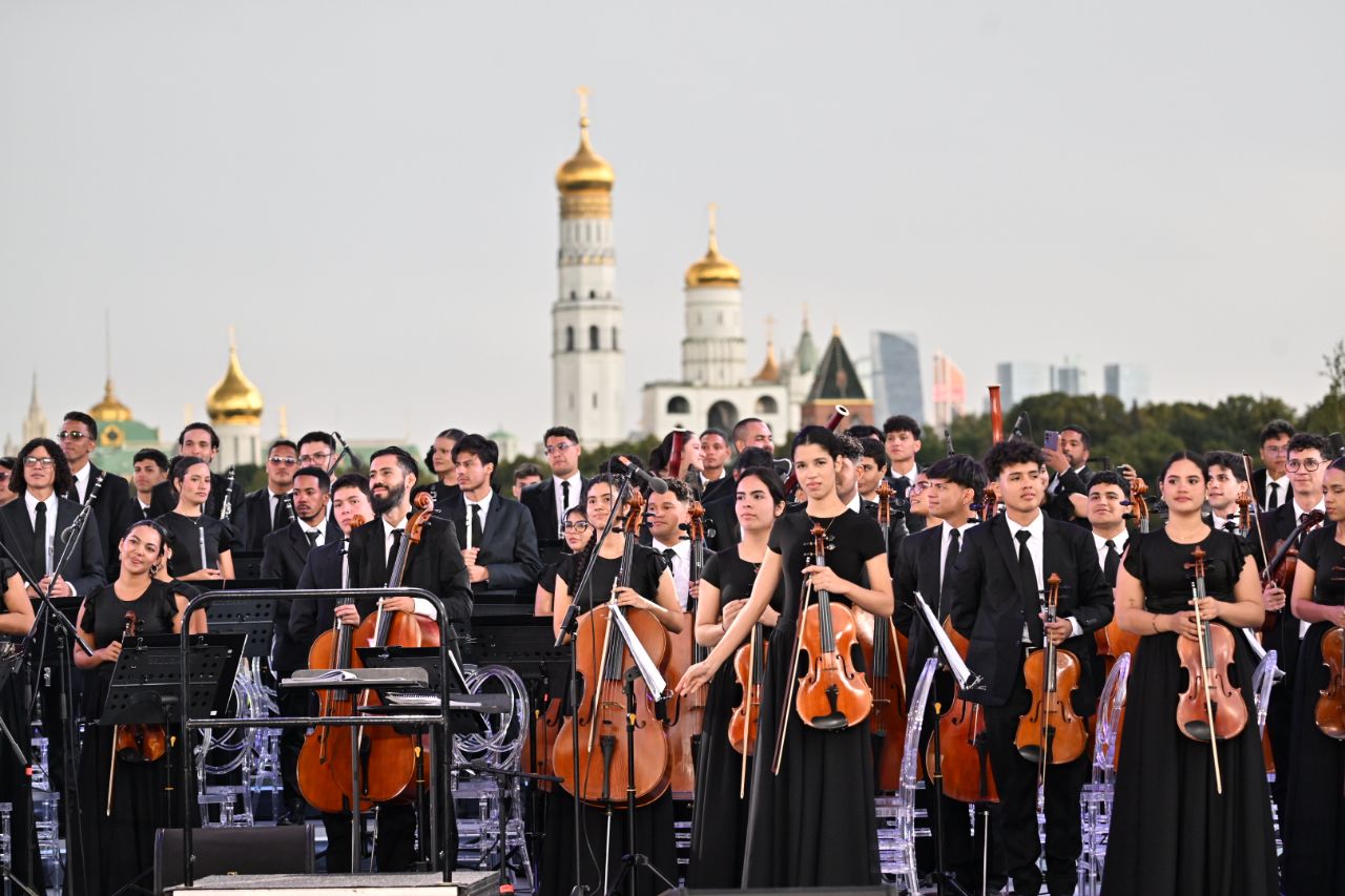 Симфонический оркестр Франсиско де Миранда El Sistema (Венесуэла) п/у дирижера Андреса Ньевеса
