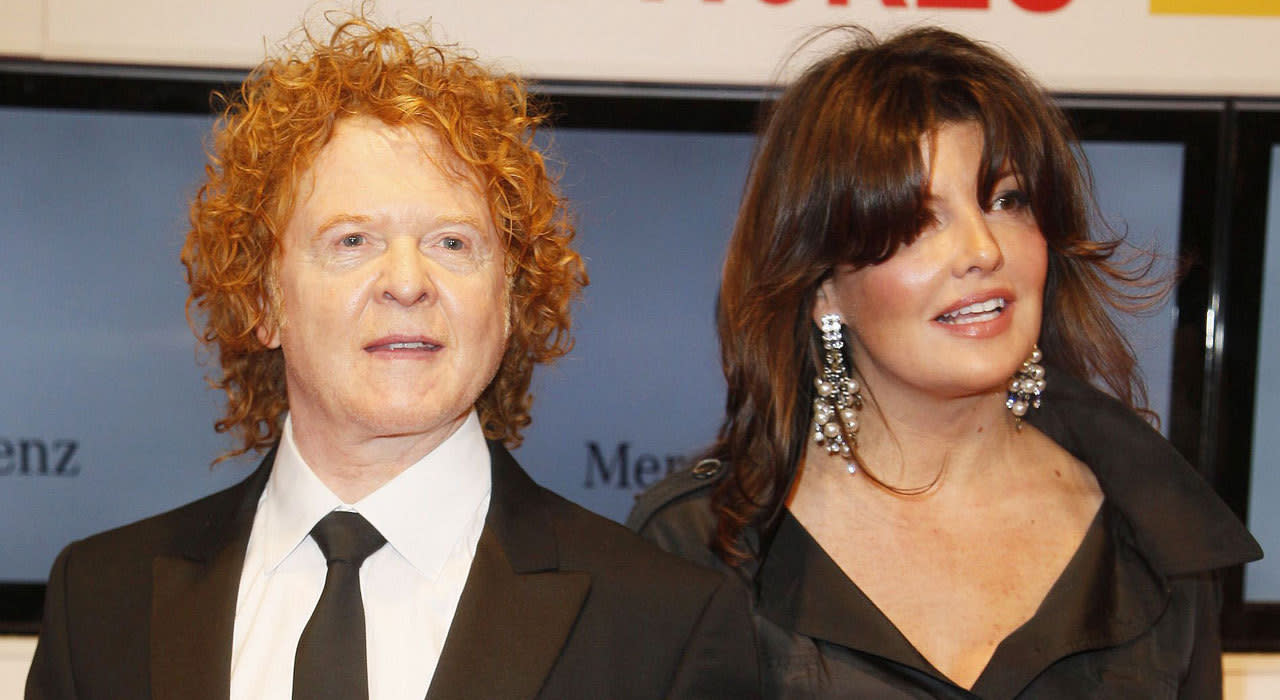 Британский певец Мик Хакнелл, солист группы Simply Red, со своей женой Габриэллой Уэсберри