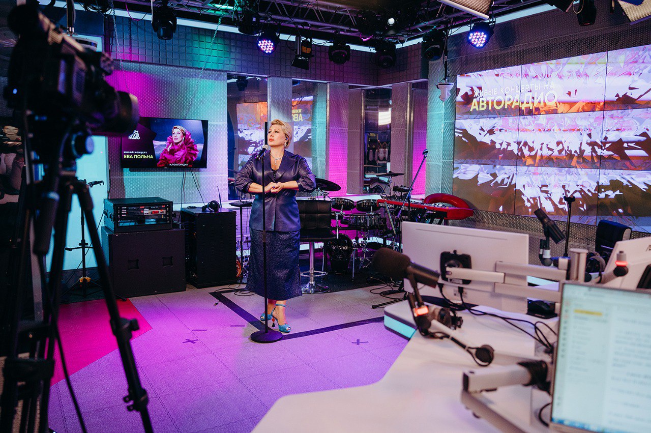 Певица исполнила хиты в прямом эфире